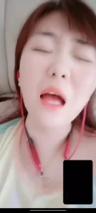 【雨哥原创】两根手指自慰白浆四溢！实拍良家少妇自慰给我看白浆流到菊花