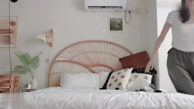 中年大叔酒店重金约炮身材不错的美少妇各种姿势爆操她